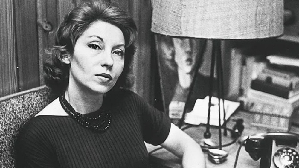 Clarice Lispector em foto em preto e branco, séria