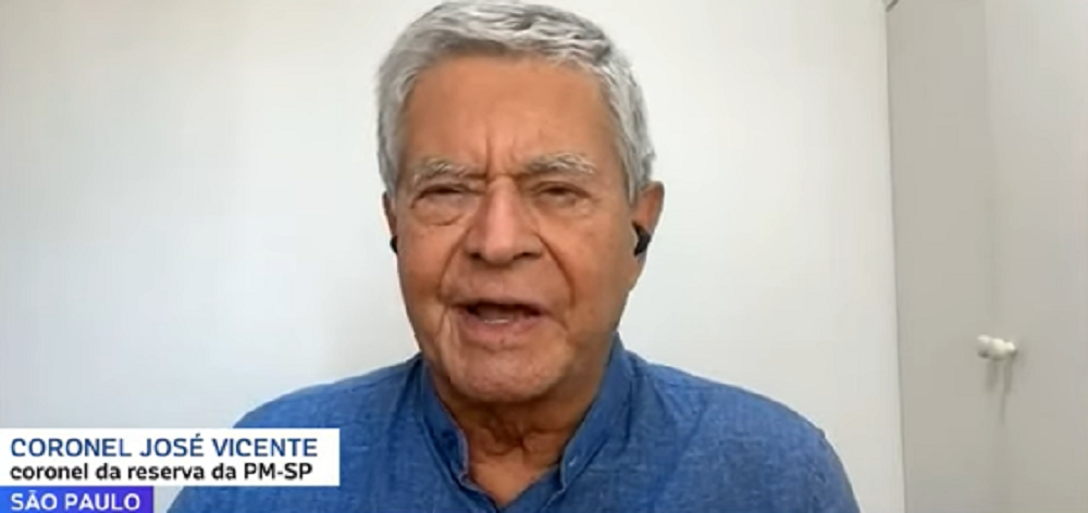 Coronel José Vicente de roupa azul falando para a câmera