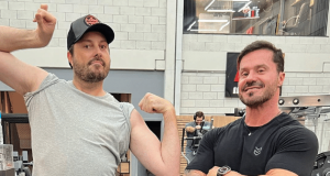 Danilo Gentili e Renato Cariani posando juntos em academia