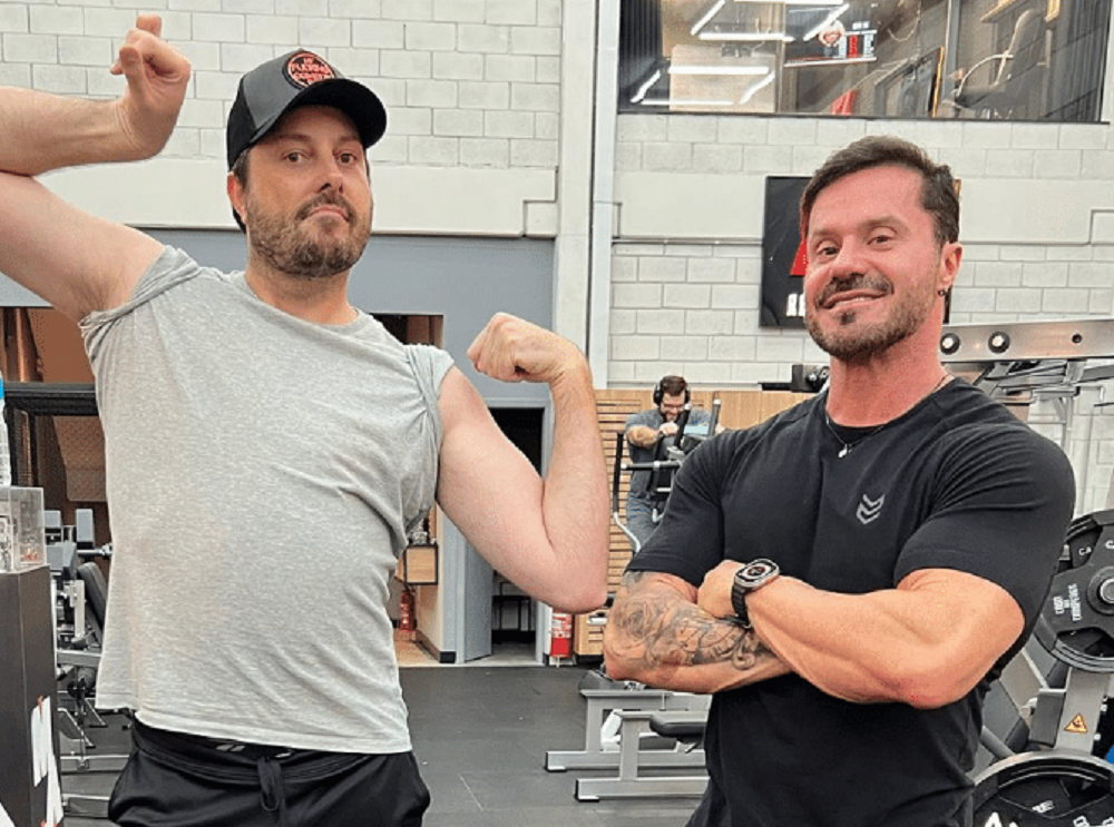 Danilo Gentili e Renato Cariani posando juntos em academia