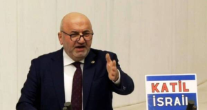 Deputado Hasan Bitmez falando e gesticulando