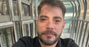 Evaristo Costa sem sorrir em selfie