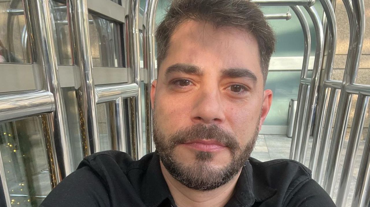 Evaristo Costa sem sorrir em selfie