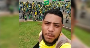 Matheus Lima de Carvalho Lázaro com expressão séria e camisa amarela