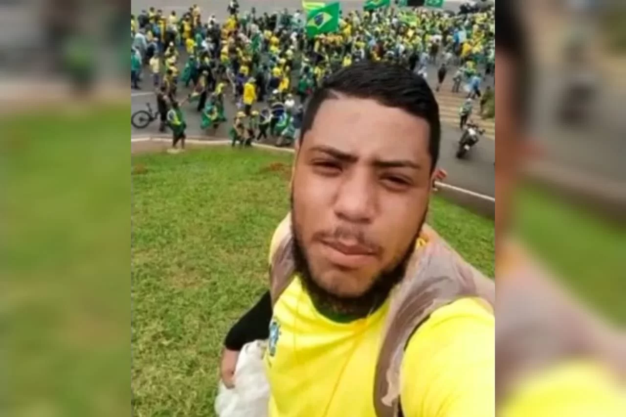 Matheus Lima de Carvalho Lázaro com expressão séria e camisa amarela