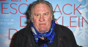 Gerárd Depardieu com expressão de susto