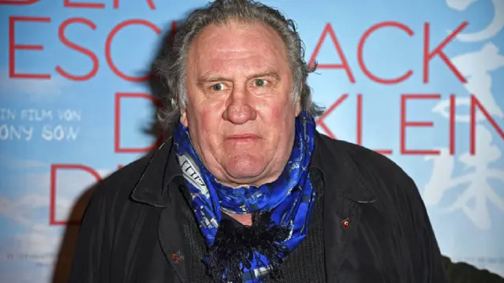 Gerárd Depardieu com expressão de susto
