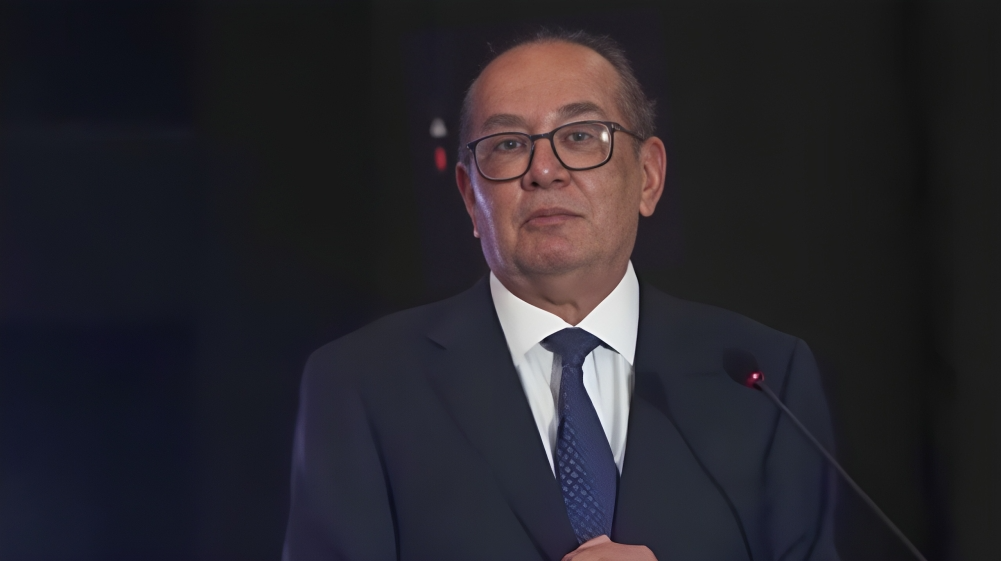 Gilmar Mendes de roupa social azul marinho e óculos, falando