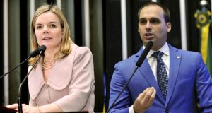 Montagem de fotos de Gleisi Hoffmann e Eduardo Bolsonaro, ambos falando