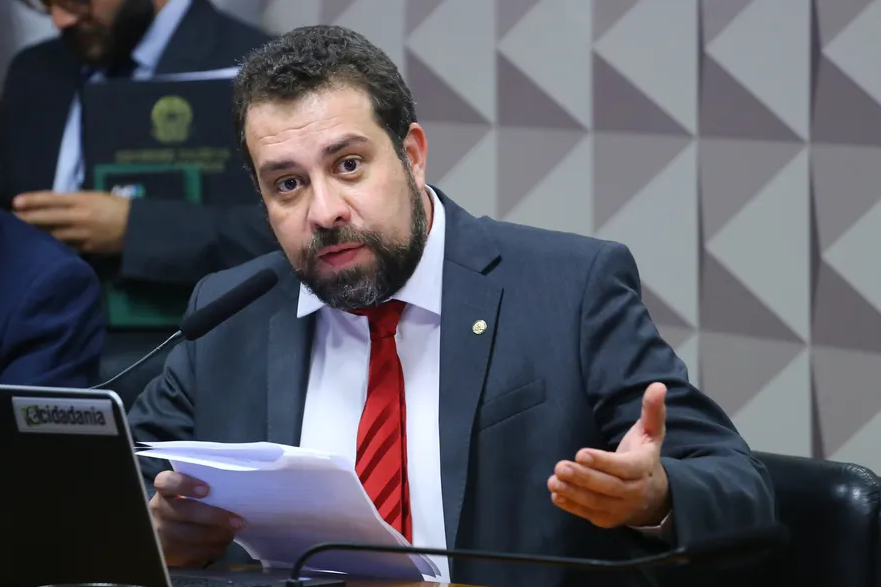 Guilherme Boulos com expressão pensativa