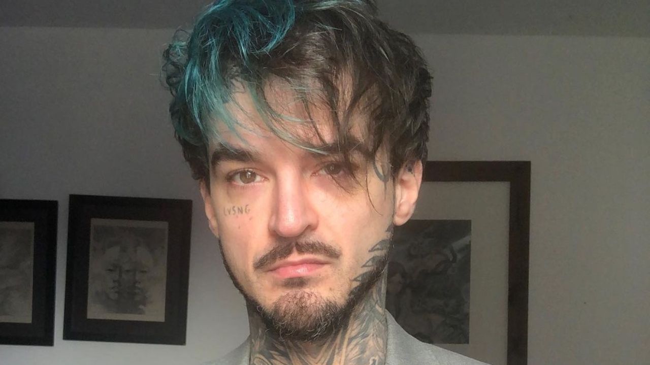 PC Siqueira de cabelo azul olhando pra câmera