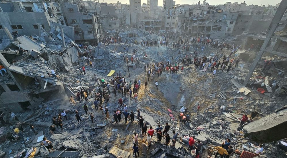 Pessoas em meio a escombros em Gaza