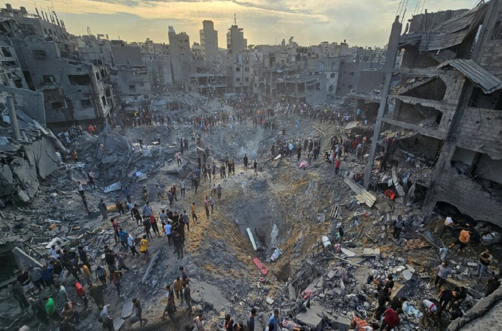 Palestinos procurando vítimas em campo de refugiados