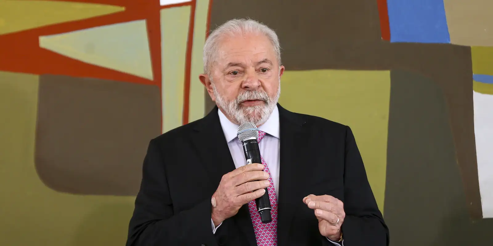 Lula falando em microfone e gesticulando