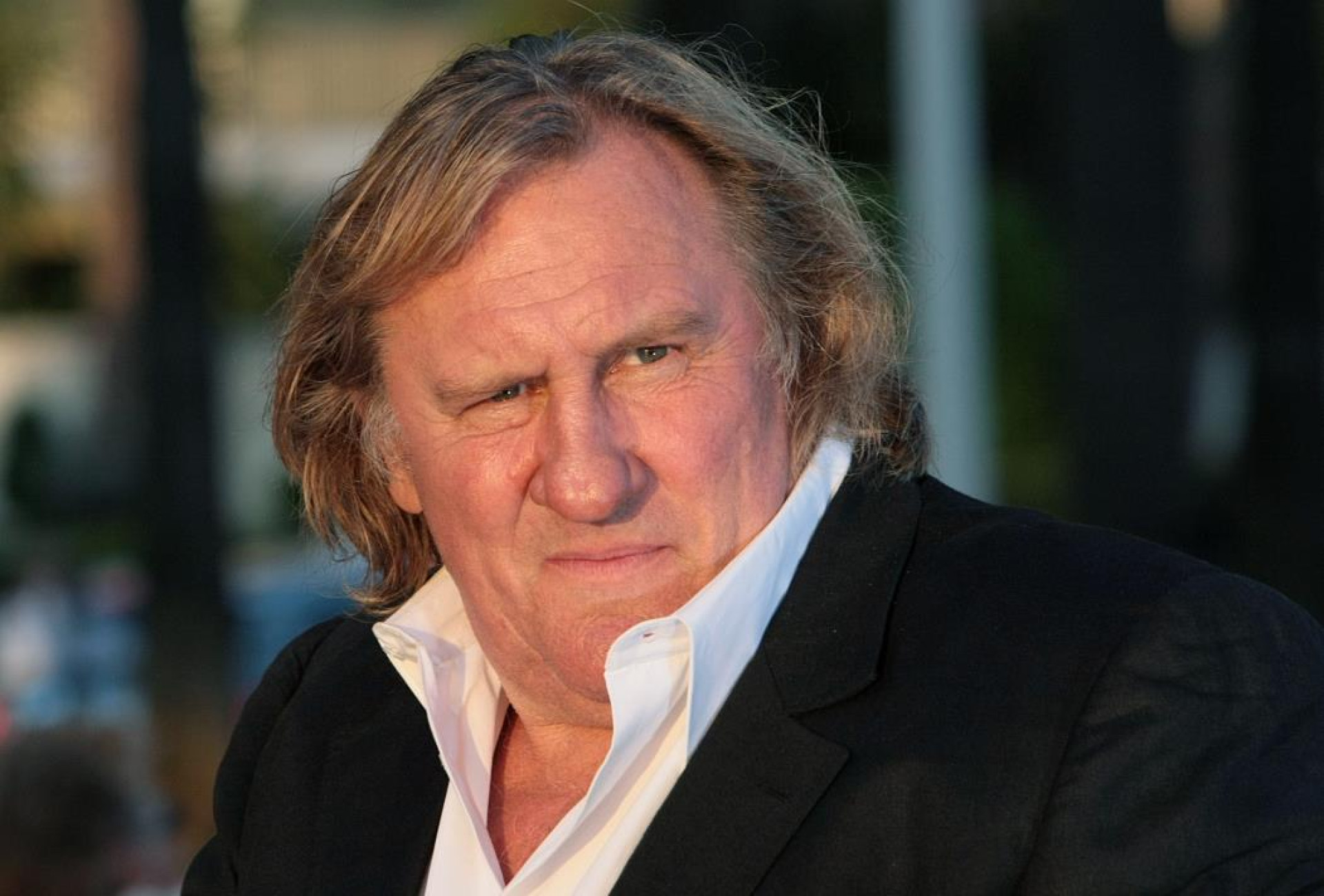 Gérard Depardieu com expressão desconfiada