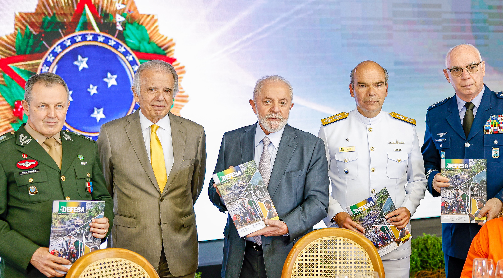 Lula rodeado de militares