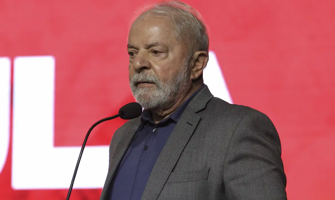 Lula olhando pra frente com expressão séria