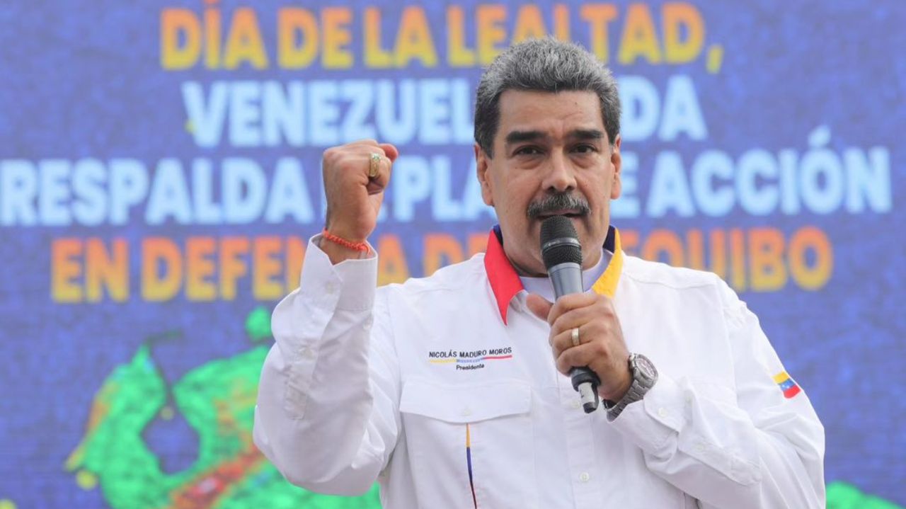 Maduro falando e gesticulando
