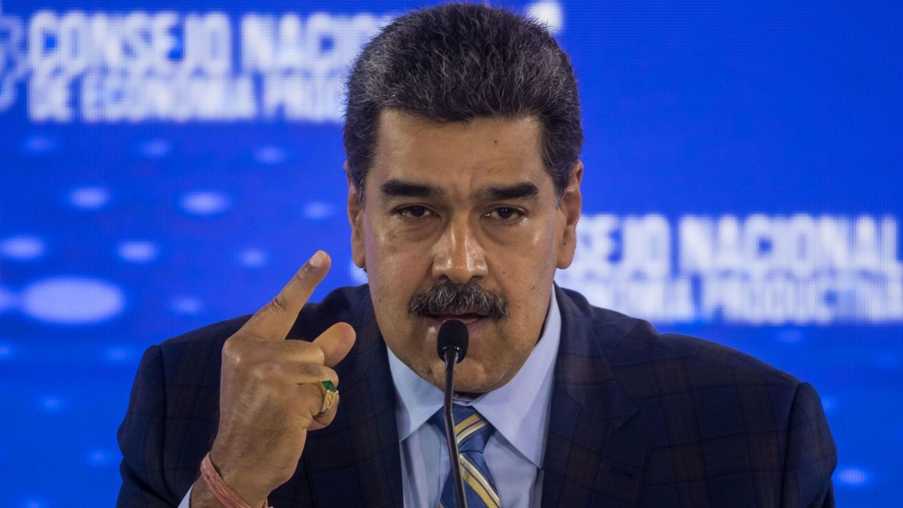 Nicolás Maduro falando e gesticulando com expressão séria