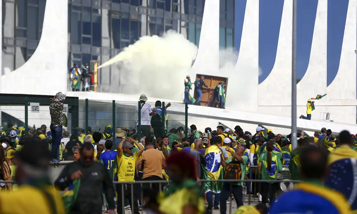 Manifestantes na Praça dos Três Poderes