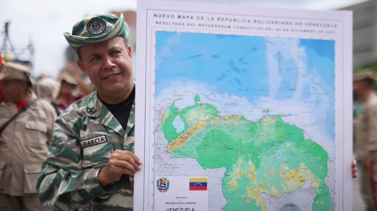 Militar sorrindo e segurando mapa