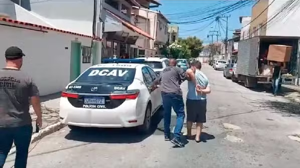 Homem sendo detido por policiais