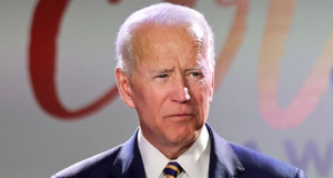 Joe Biden com expressão séria