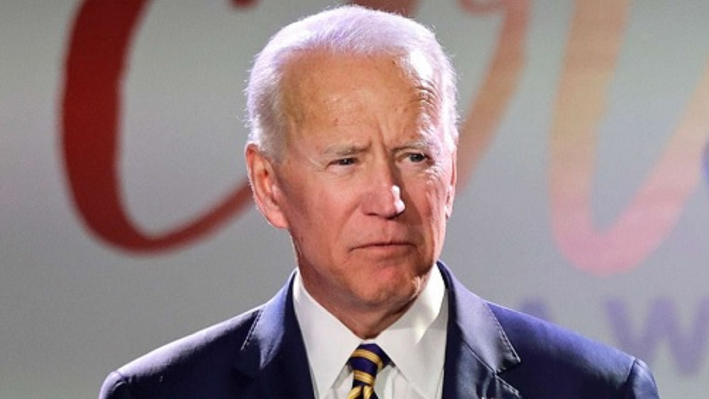 Joe Biden com expressão séria