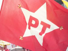 Bandeira do PT com adesivos