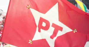 Bandeira do PT com adesivos