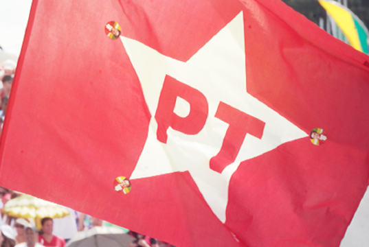 Bandeira do PT com adesivos