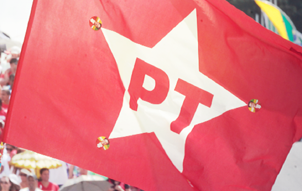 Bandeira do PT com adesivos