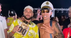 Neymar e Buzeira posando para foto exibindo cordão de ouro