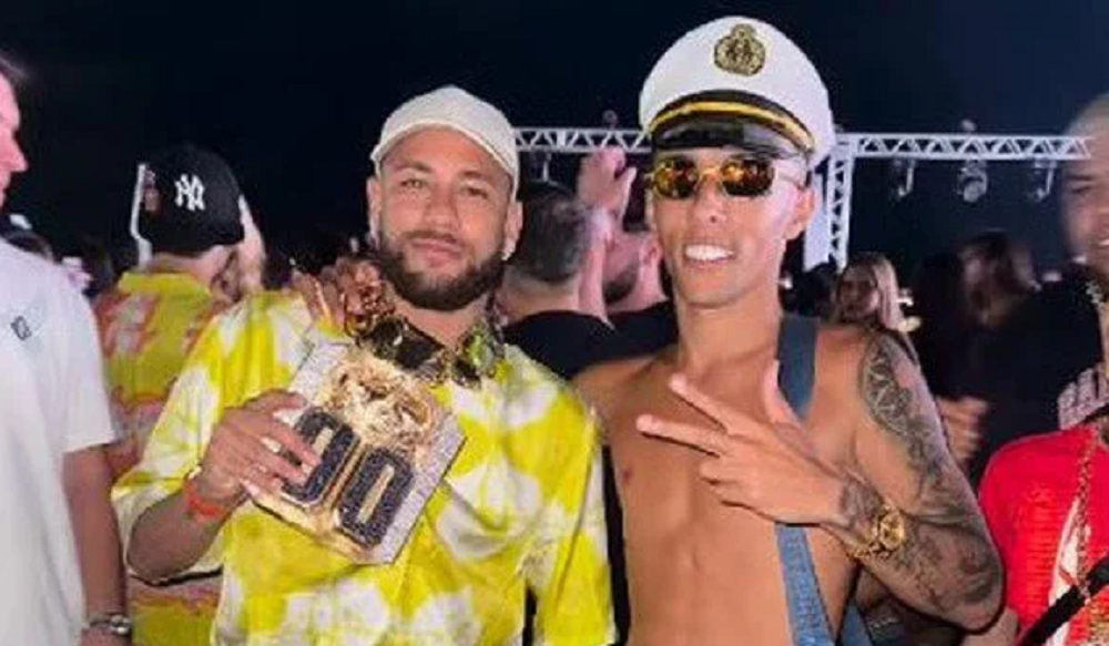 Neymar e Buzeira posando para foto exibindo cordão de ouro