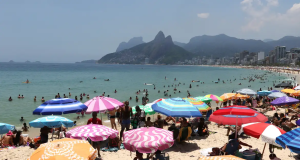 Praia carioca cheia de sombrinhas coloridas