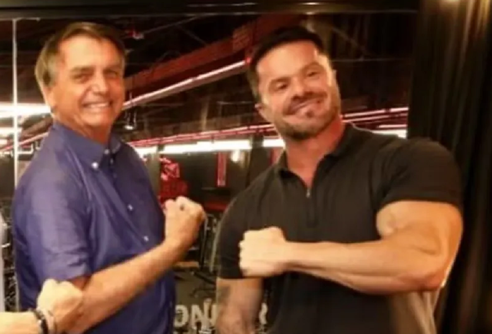Jair Bolsonaro e Renato Cariani posando juntos