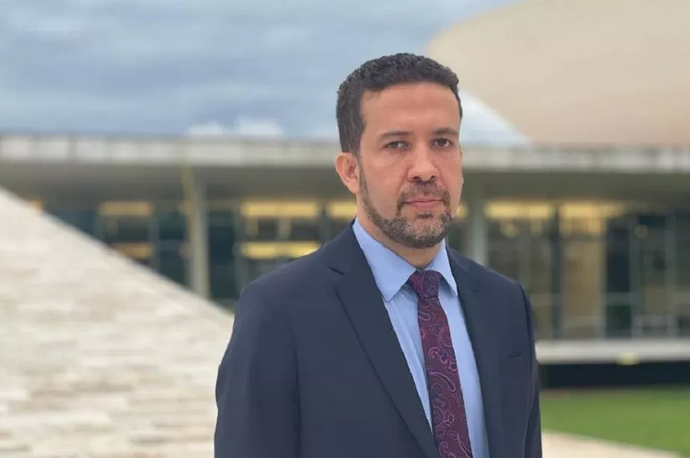 André Janones posando com expressão séria