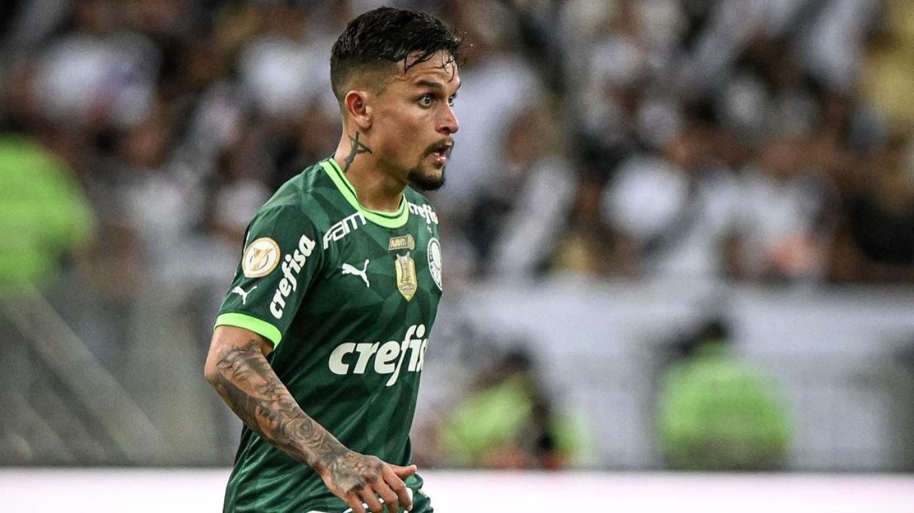 Artur Victor correndo em campo com camisa do Palmeiras