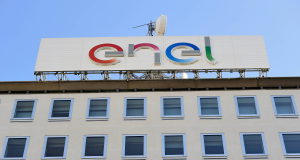 Prédio com letreiro da Enel