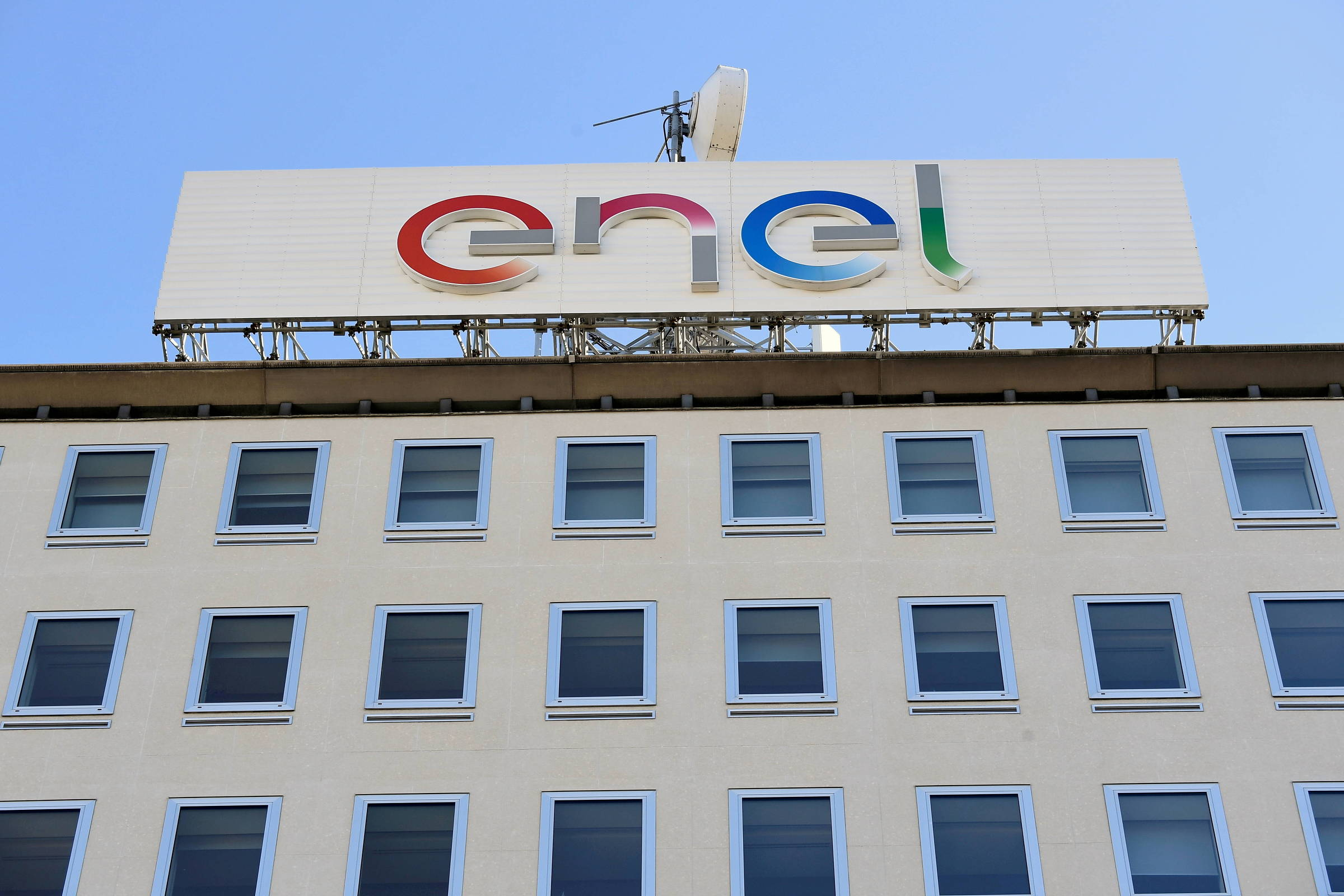 Prédio com letreiro da Enel