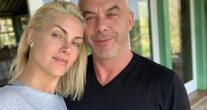 Ana Hickmann e Alexandre Correa posando para foto sem sorrir, lado a lado