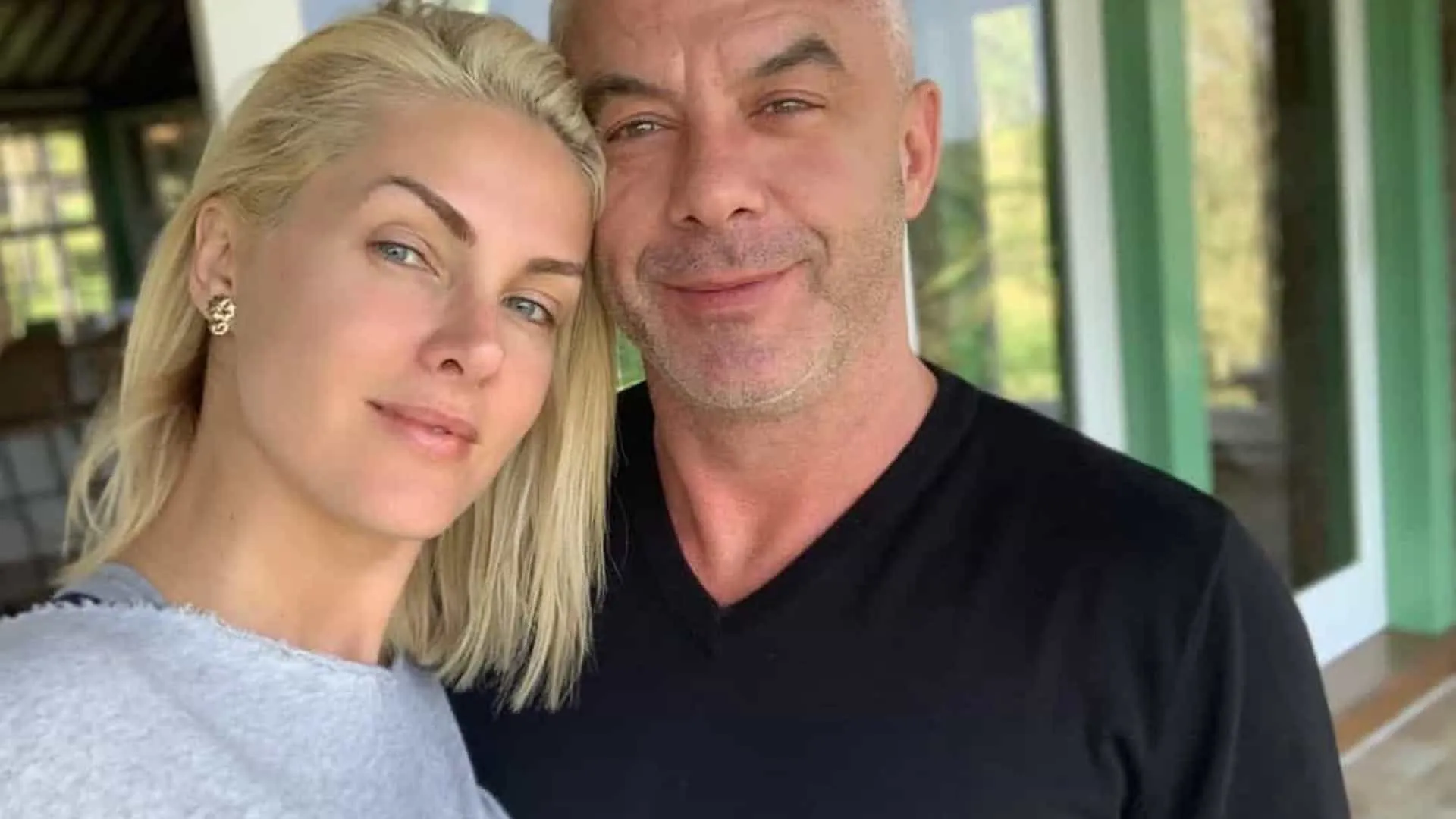 Ana Hickmann e Alexandre Correa posando para foto sem sorrir, lado a lado