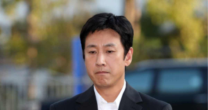 Lee Sun-kyun com expressão de decepção