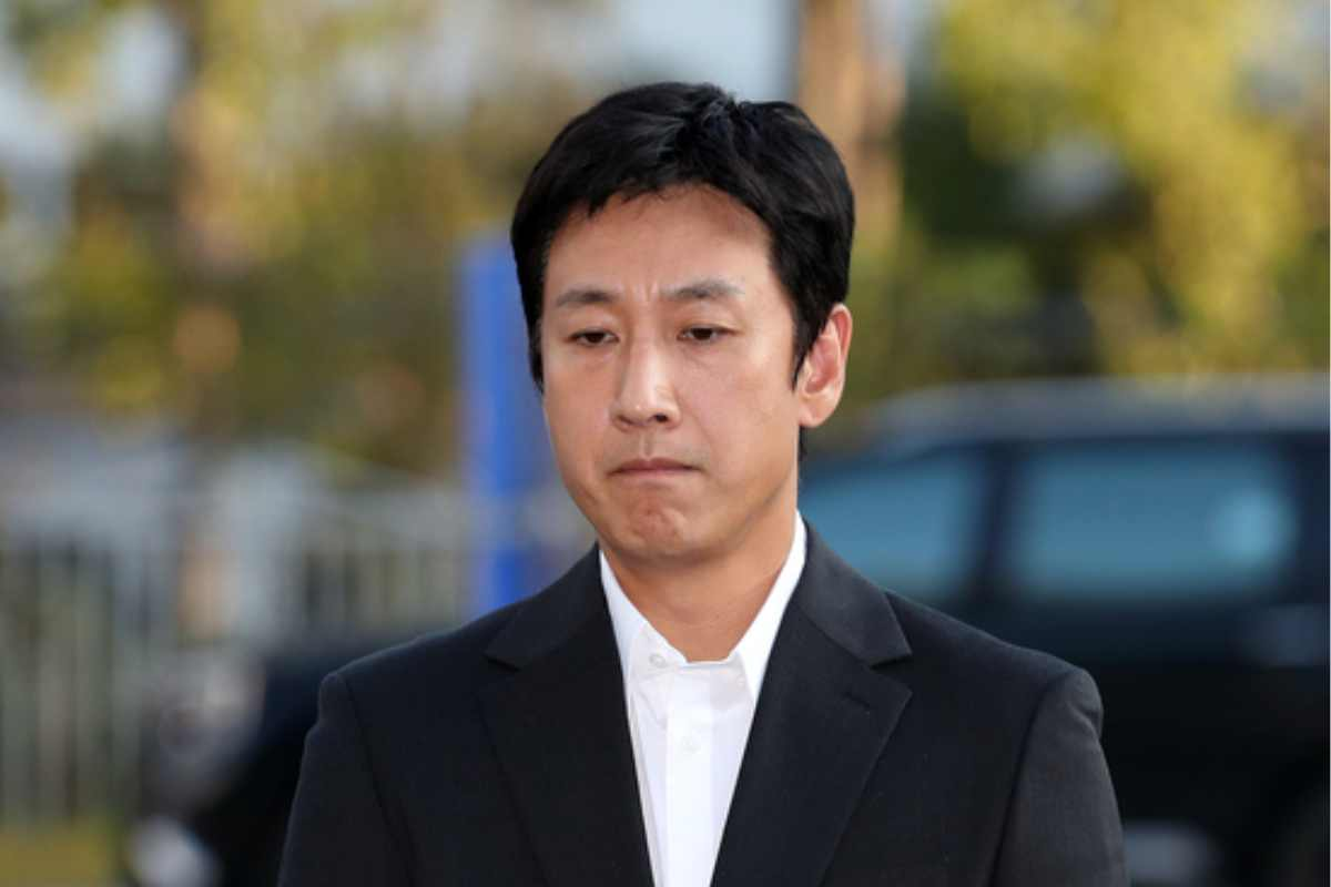 Lee Sun-kyun com expressão de decepção