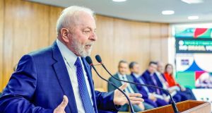 Lula falando e gesticulando, de perfil