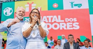 Lula e Janja sorrindo lado a lado em palco