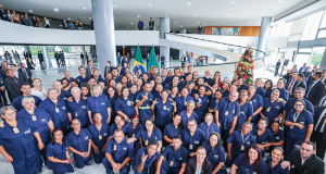 Lula e Janja em confraternização com funcionários do Palácio do Planalto, posando para foto