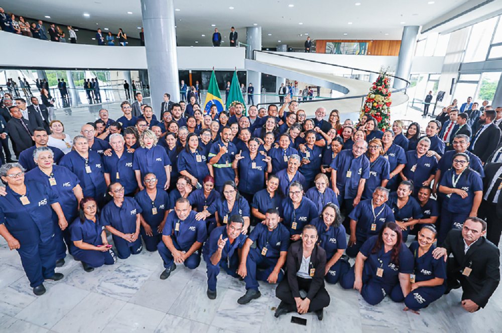 Lula e Janja em confraternização com funcionários do Palácio do Planalto, posando para foto