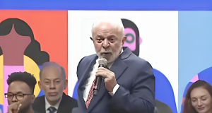 Lula falando em microfone em palco de conferência