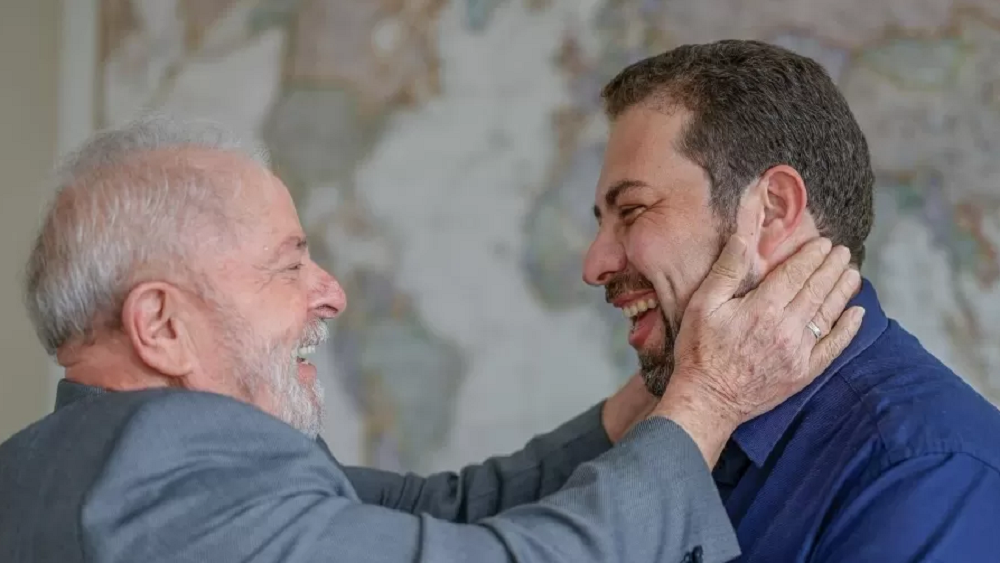 Lula e Guilherme Boulos se cumprimentando